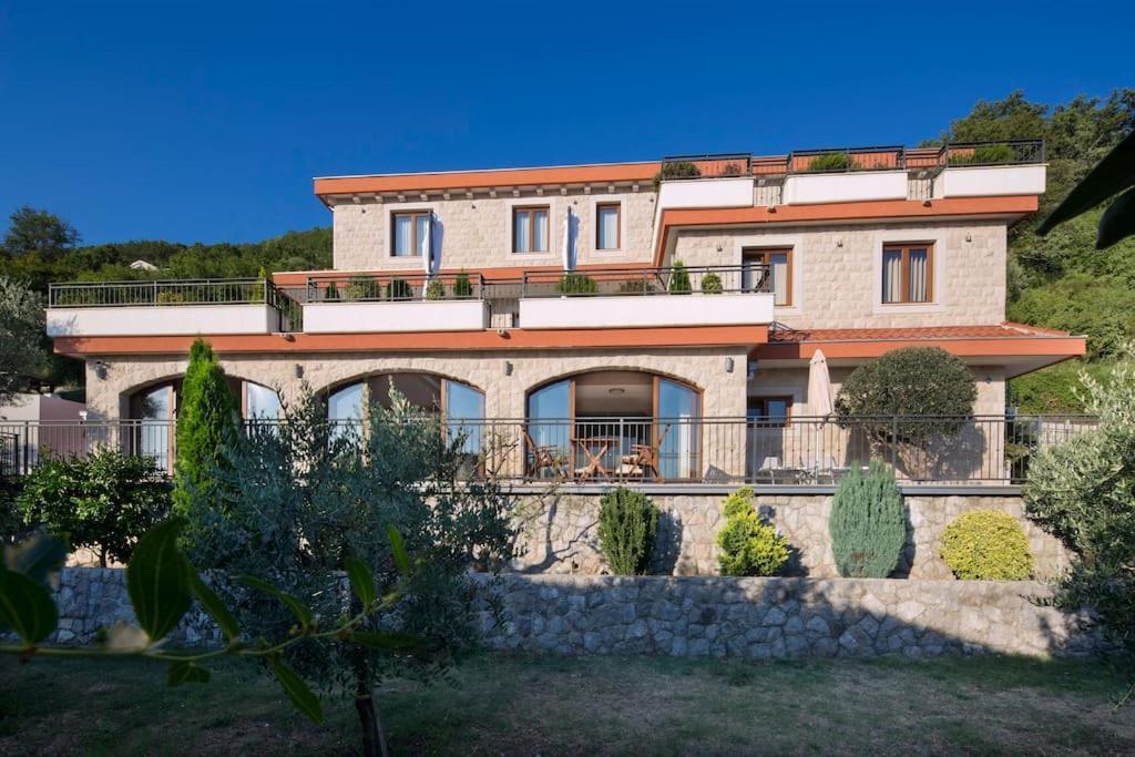 Gradina Villa
